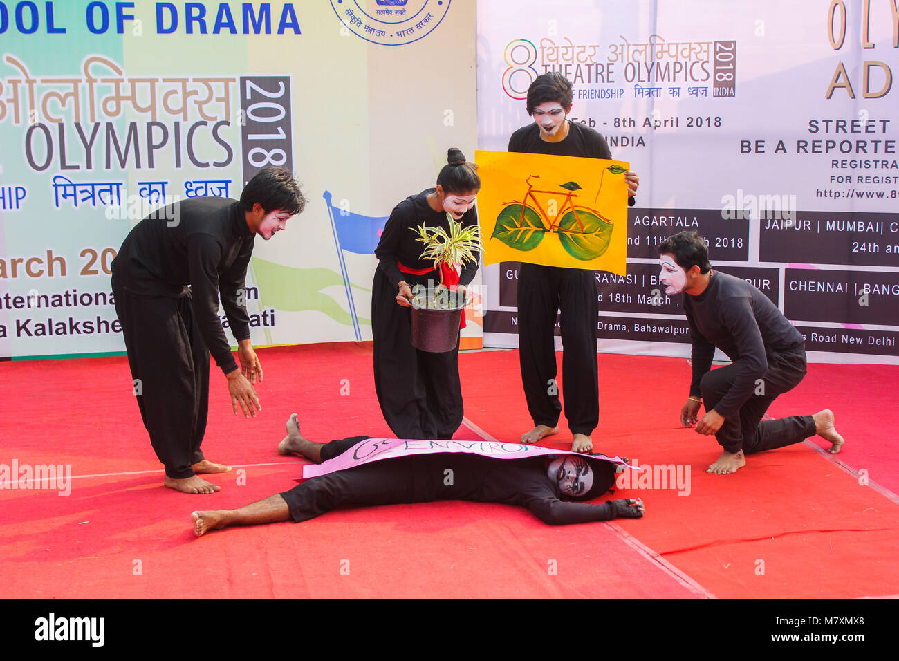 Mime artisti dramma mime su salva ambiente durante 8 Olimpiadi teatro organizzato dalla Scuola Nazionale di dramma. (Foto di David Talukdar / Pacific Stampa) Foto Stock