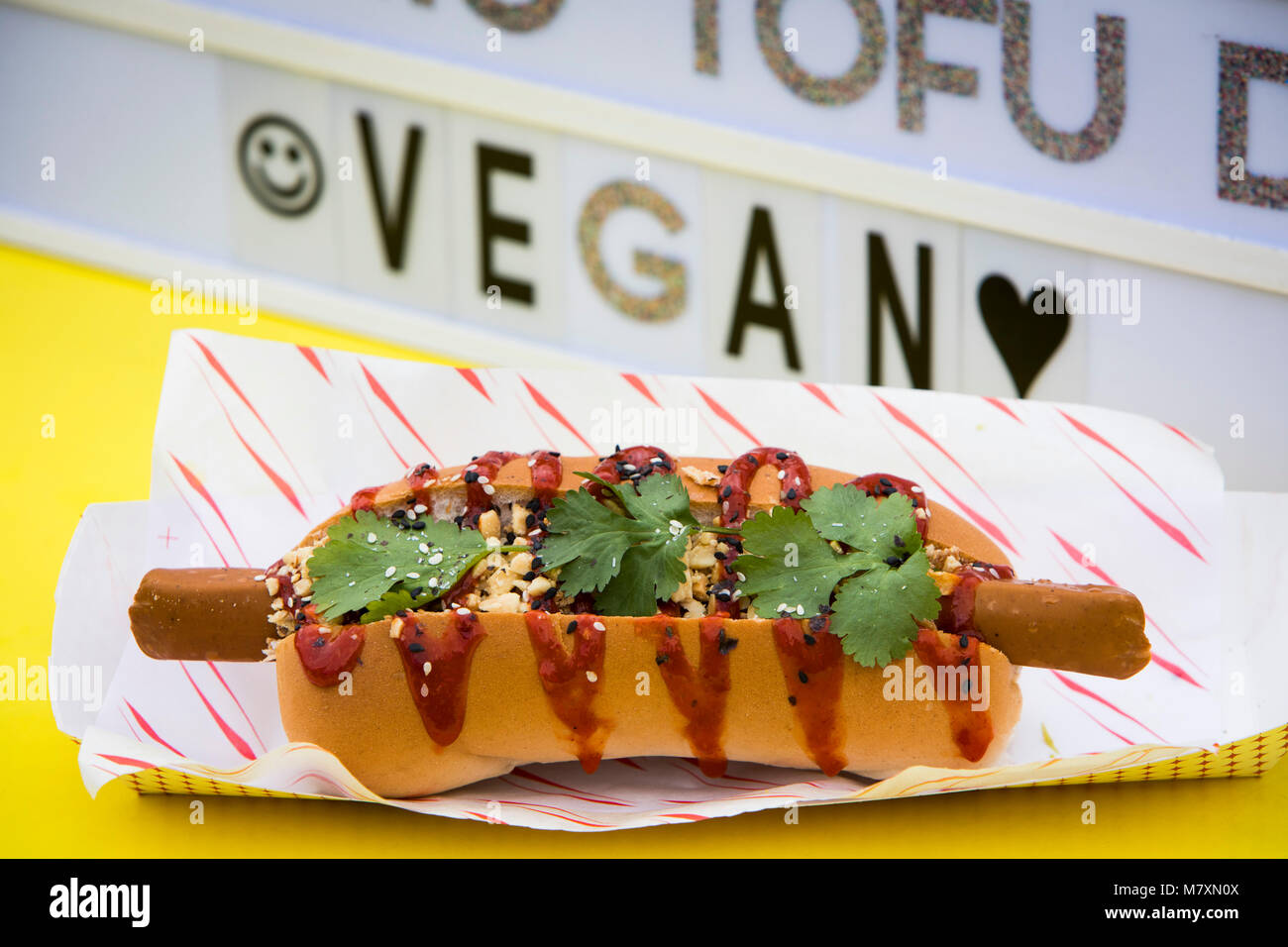 Vegan hot dog, street food stallo. Foto Stock