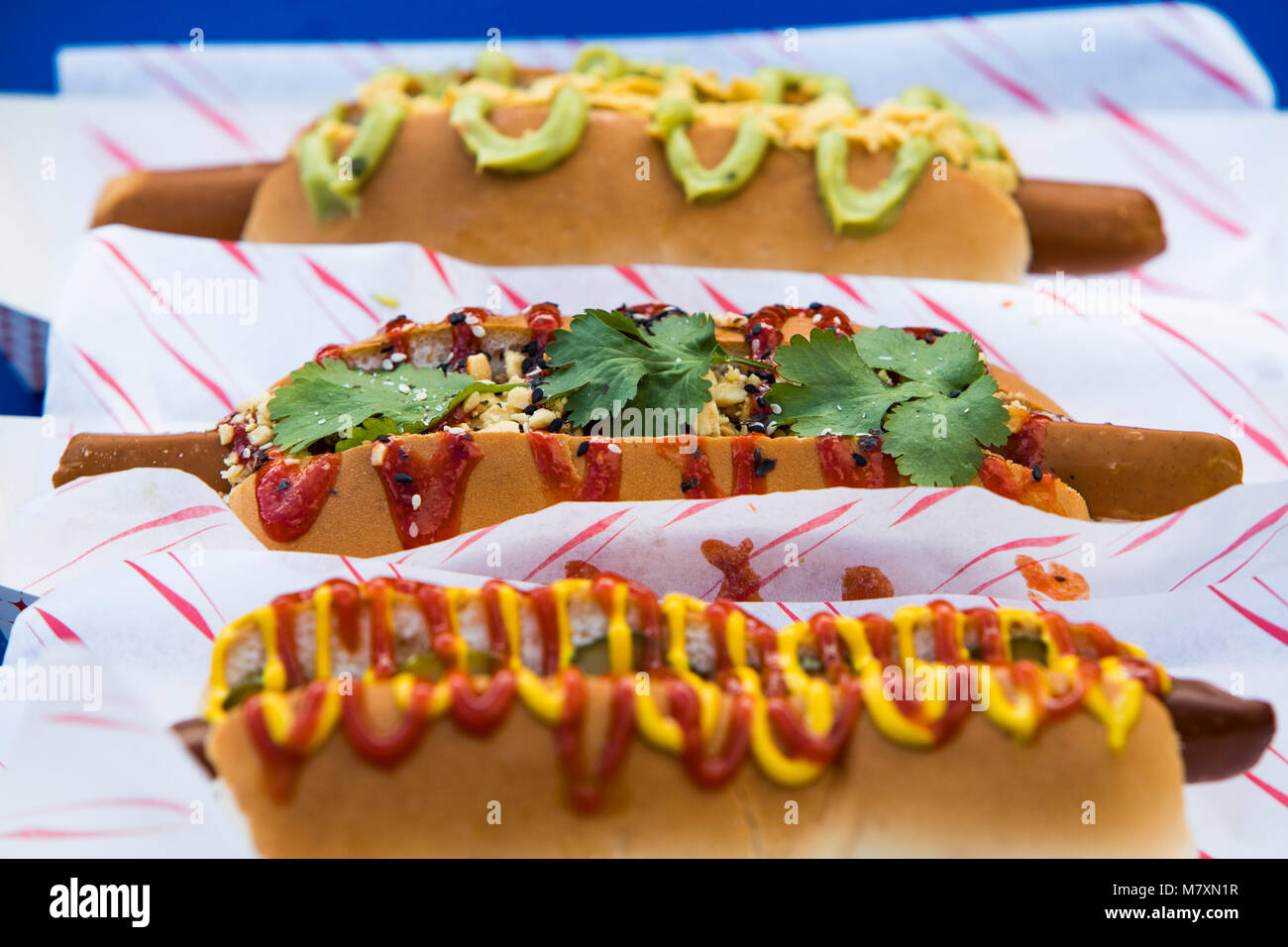 Tre vegan hot dogs, street food stallo. Foto Stock