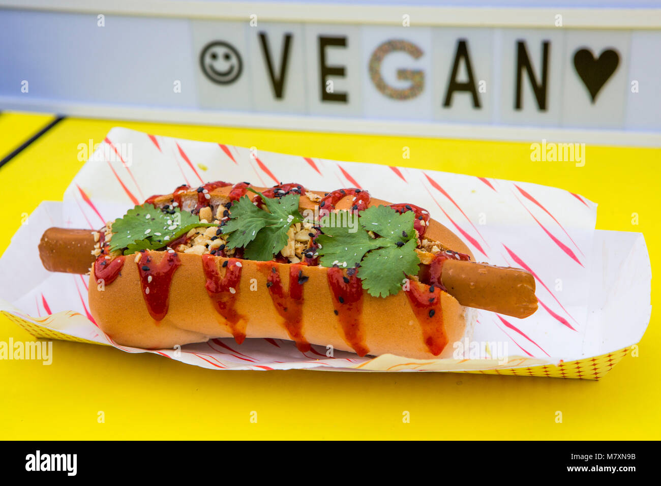 Cucina di strada: Organica Vegana tofu hot dog Foto Stock