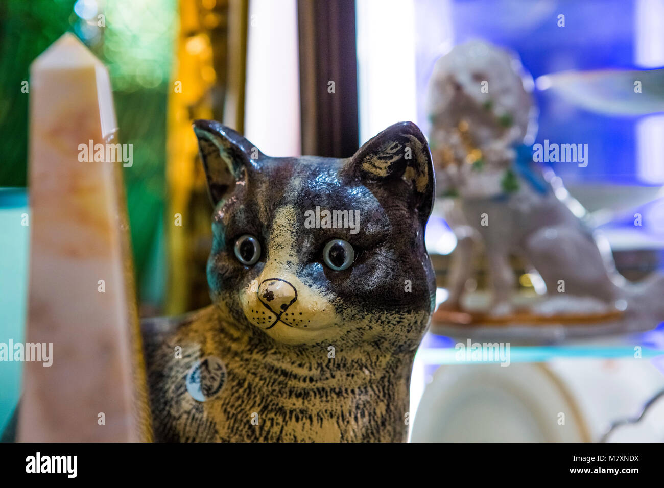 Vintage ornamenti in negozio di antiquariato. Ornamento cat. Foto Stock