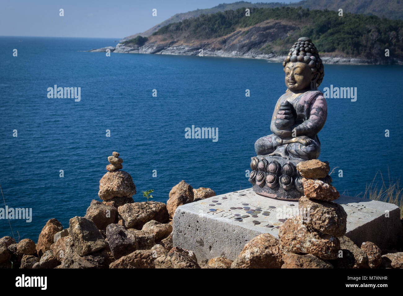 Piccola statua di Buda per la preghiera, isola di Phuket, Tailandia Foto Stock
