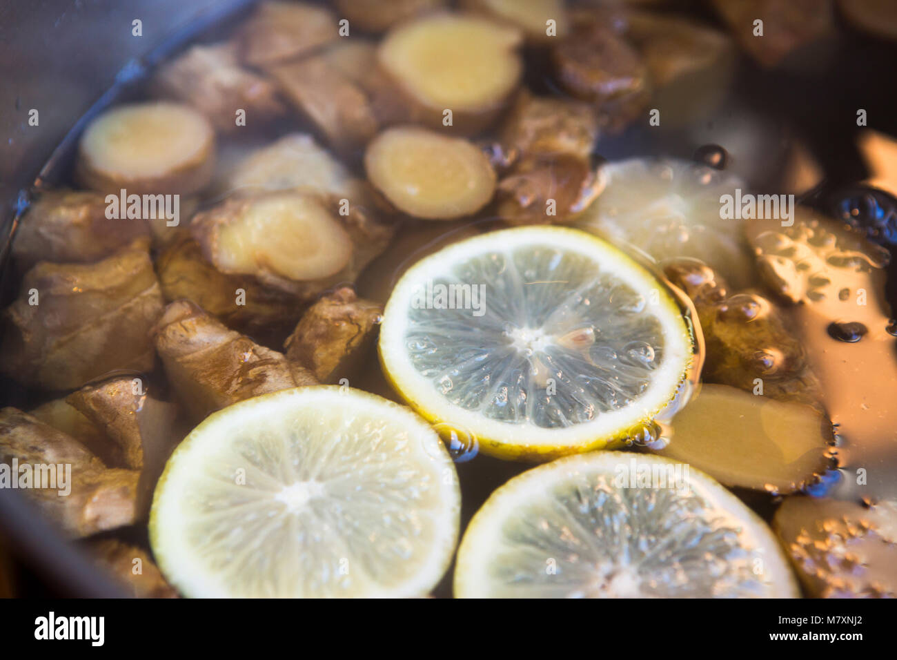 Pentola di limone fresco e zenzero bere birra. Foto Stock