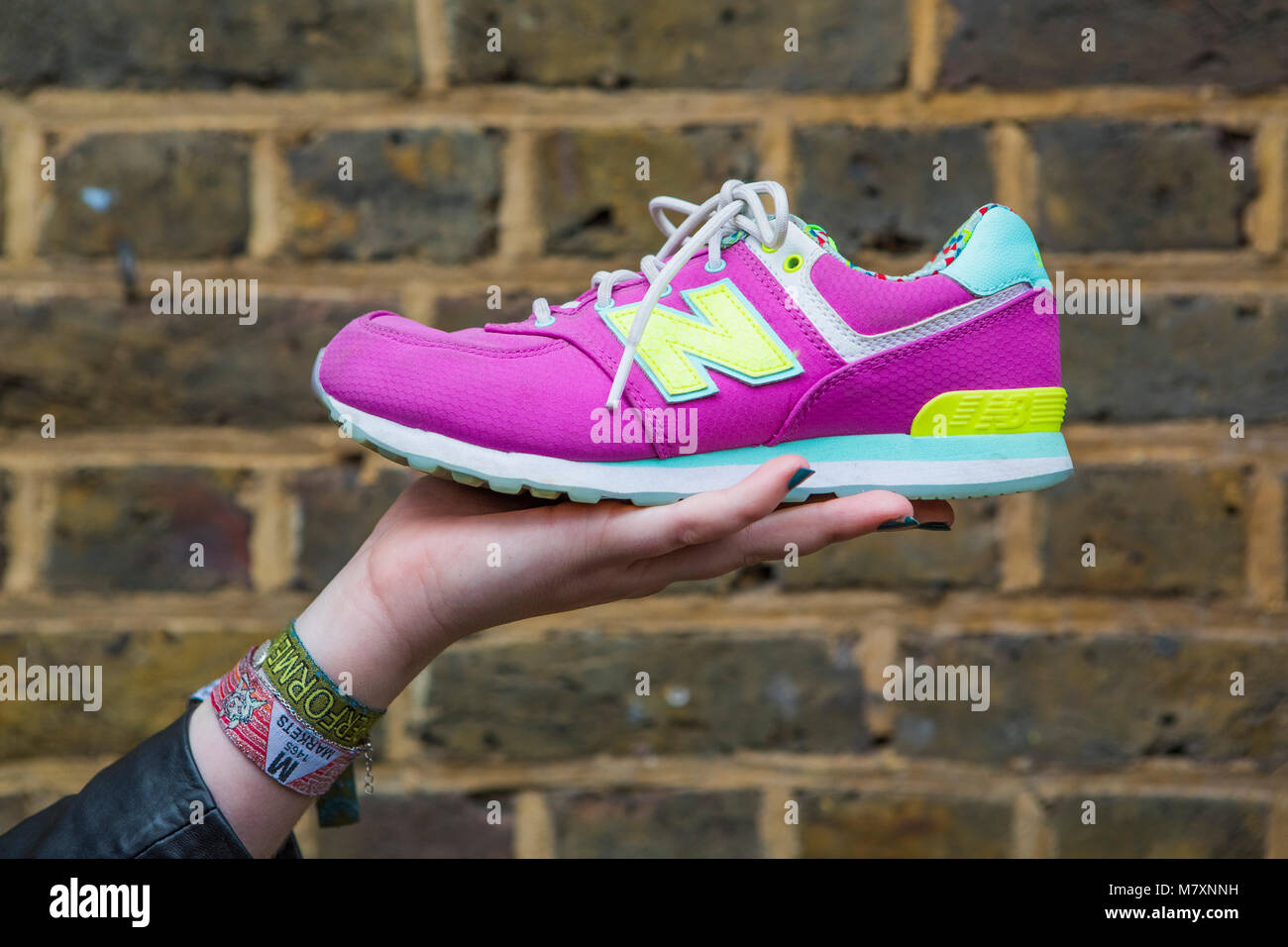 Cool vintage rosa Nike trainer detenute da una donna. Foto Stock