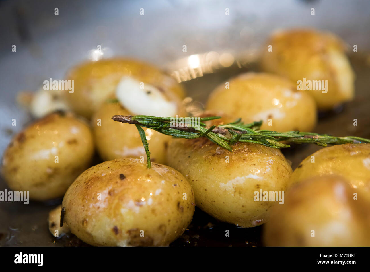 Imburrato caldo patate novelle al rosmarino fresco. Foto Stock