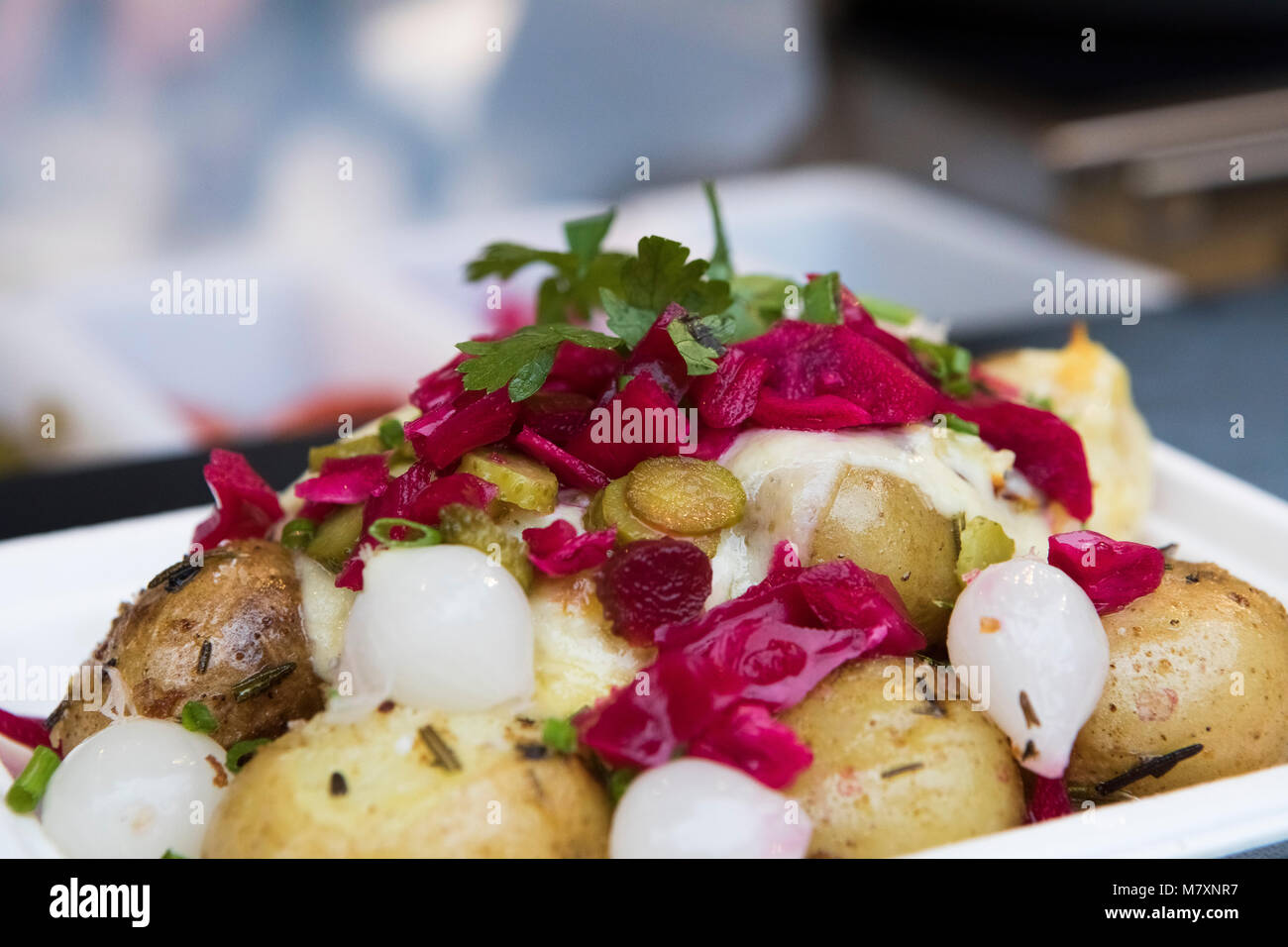 Formaggio Raclette sulle patate di primizia con sottaceti. Foto Stock