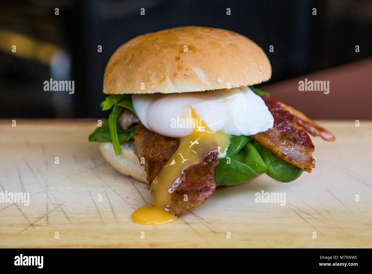 Prima colazione da asporto uova e bacon bap. Foto Stock
