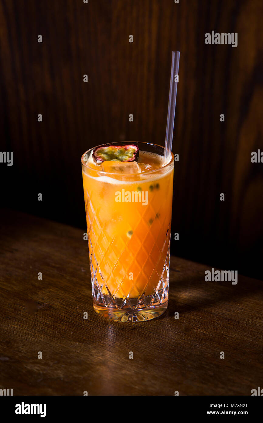 Mocktail, pesca e melograno alcool julep cocktail gratuito raffigurata nel sofisticato lounge bar. Foto Stock