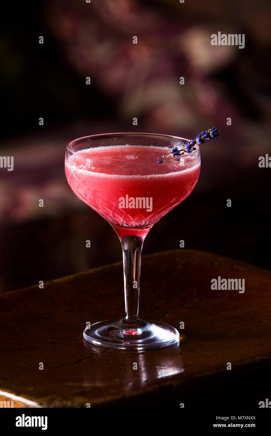 Mocktail, lampone alcool daiquiri cocktail gratuito raffigurata nel sofisticato lounge bar. Foto Stock