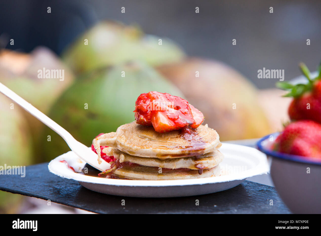 American pancake con fragole e mirtilli. Foto Stock