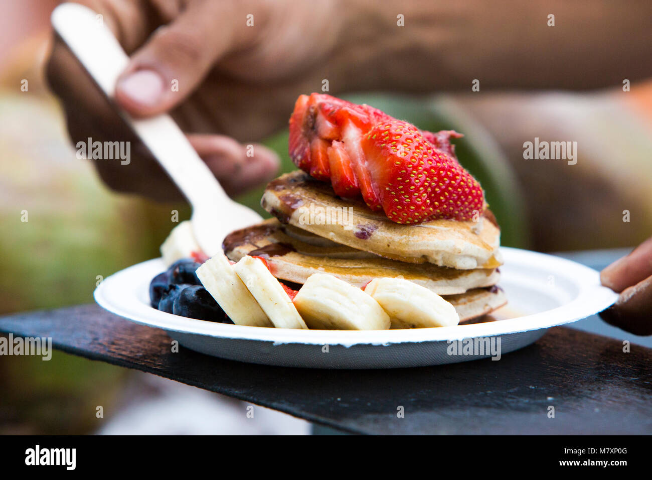 American pancake con banane, fragole e mirtilli. Foto Stock