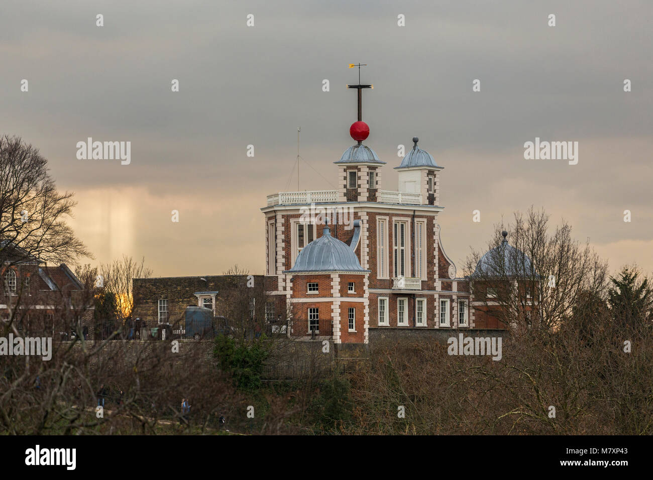 Londra, UK - JAN 2018: Greenwich Royal Observatory su un nuvoloso giorno di inverno Foto Stock