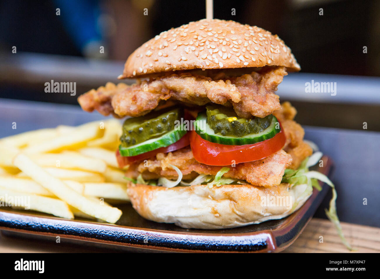 Croccante di pollo Burger a street market alimentare. Foto Stock