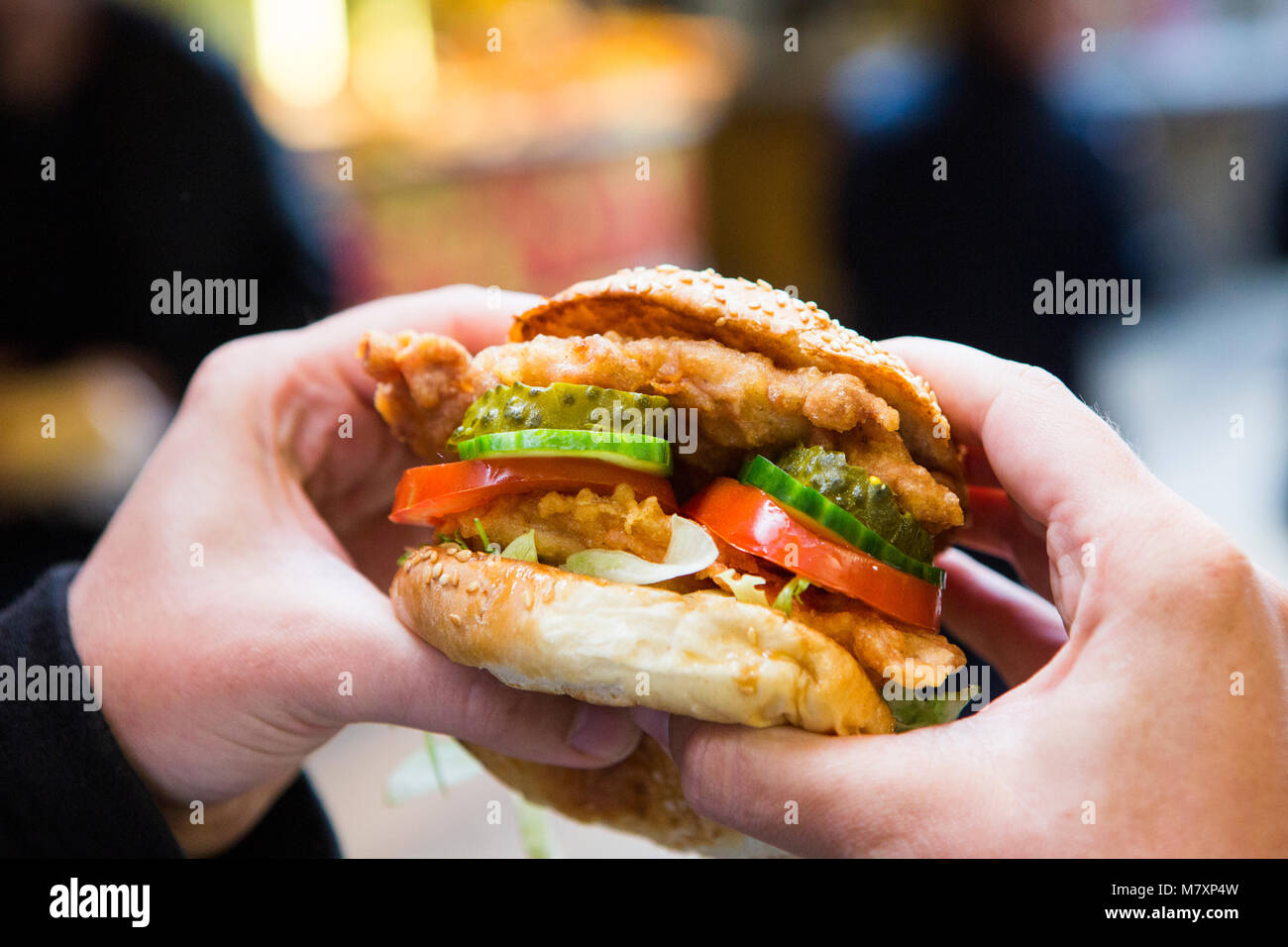 Croccante di pollo Burger a street market alimentare. Foto Stock