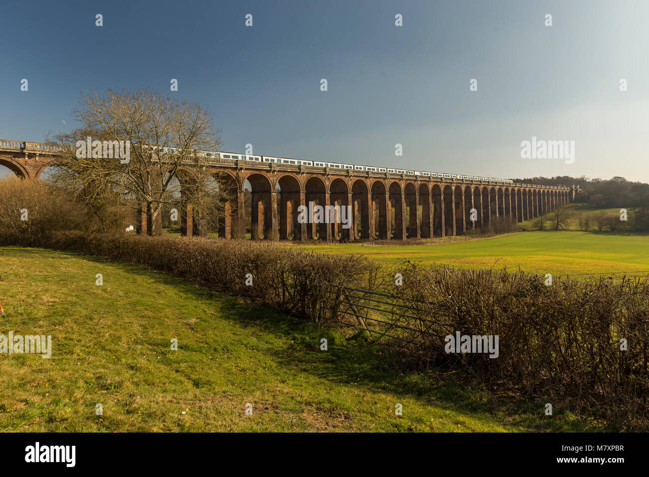 EAST SUSSEX, Regno Unito - FEB 2018: viadotto che porta il treno London-Brighton linea sopra la Ouse Valley Foto Stock
