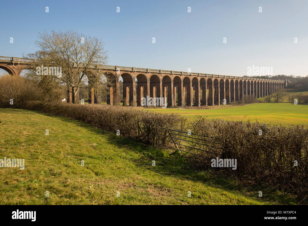 EAST SUSSEX, Regno Unito - FEB 2018: viadotto che porta il treno London-Brighton linea su Ouse Valley Foto Stock