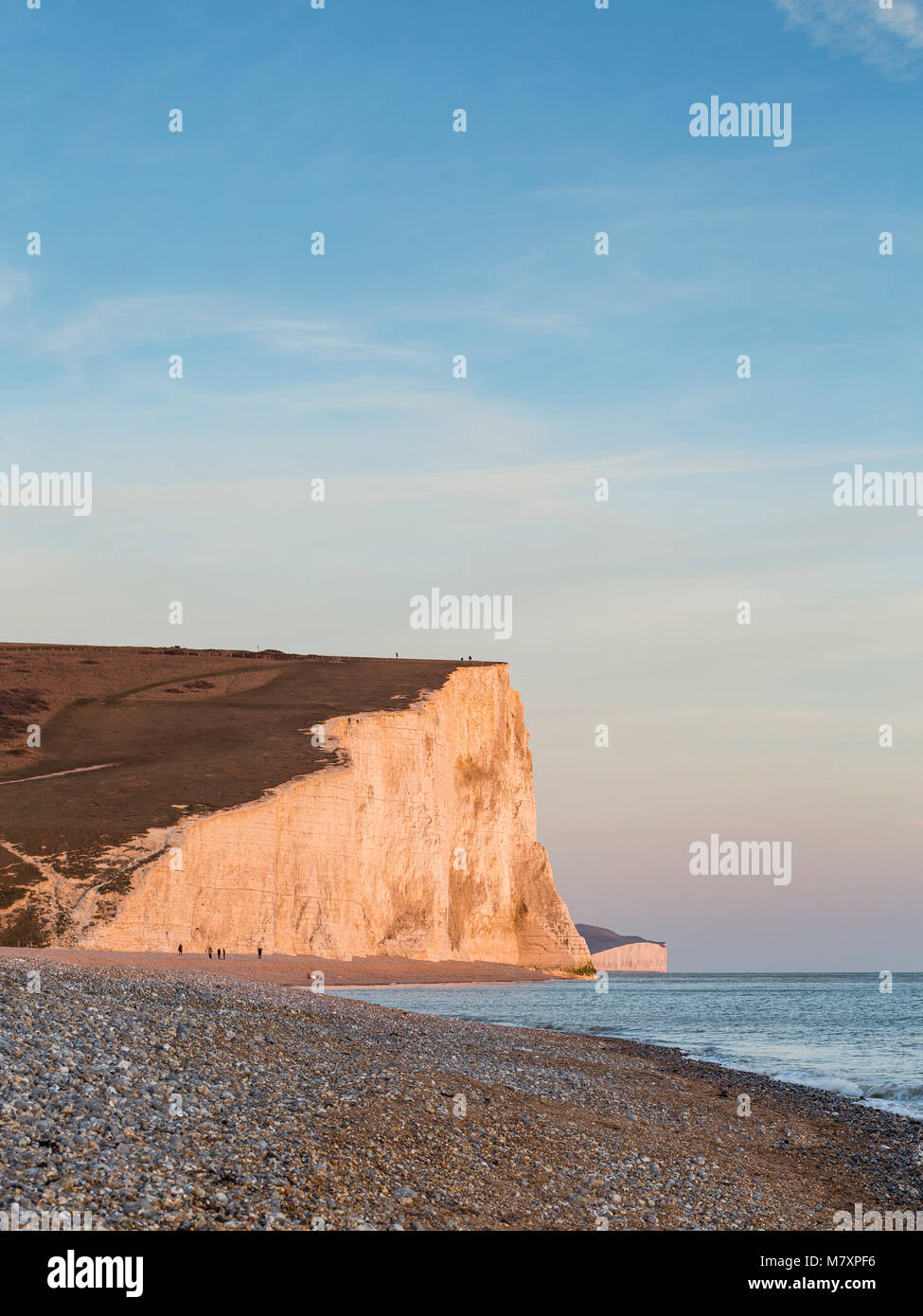 EAST SUSSEX, Regno Unito - FEB 2018: le sette sorelle chalk Cliffs durante il tramonto Foto Stock