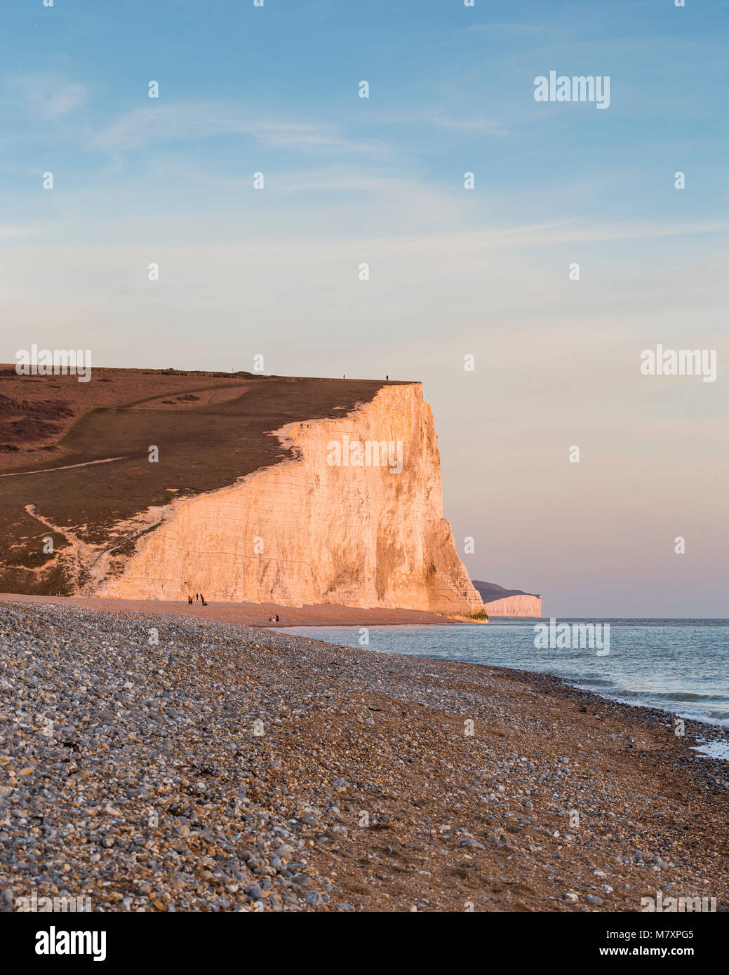 EAST SUSSEX, Regno Unito - FEB 2018: le sette sorelle chalk Cliffs durante il tramonto Foto Stock