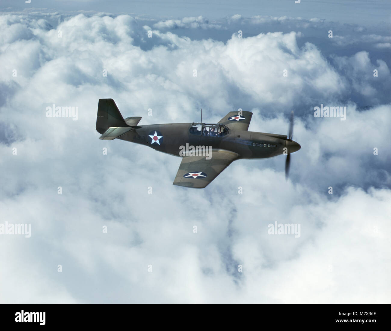 P-51 Mustang Fighter durante il volo di addestramento della seconda guerra mondiale, North American Aviation, Inc., California, USA, Mark Sherwood, Stati Uniti Ufficio delle informazioni di guerra, ottobre 1942 Foto Stock