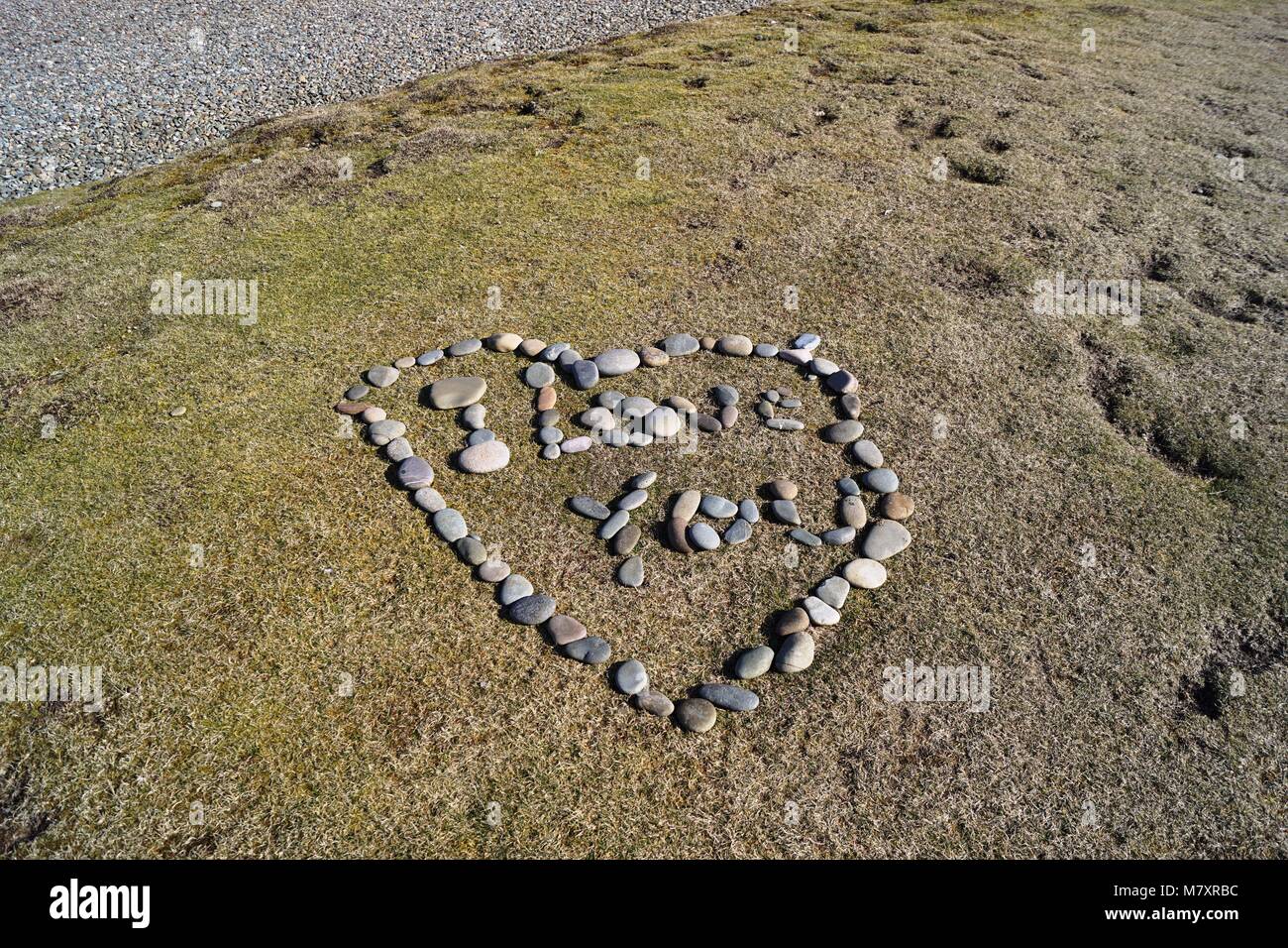 Ti amo in un cuore tutte raccolte in pietre in corrispondenza del punto di Ayre, Isola di Man Foto Stock