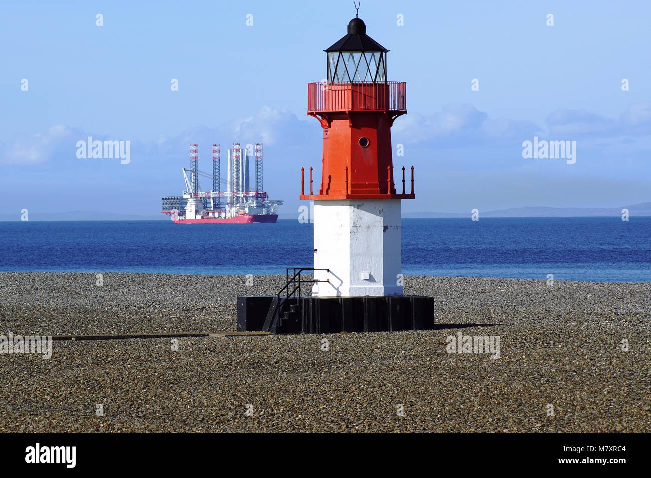 Seajacks Scilla passa il punto di Ayre con un'altra spedizione di Wind Farm moduli per Walney Wind Farm Foto Stock