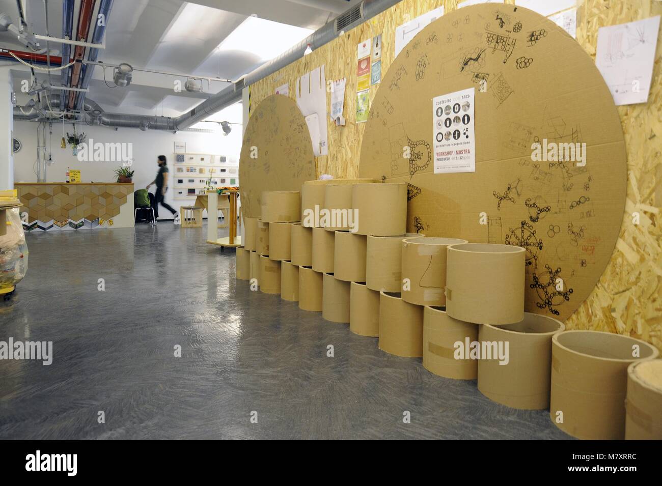 Milano (Italia), wokshop per l'auto-realizzazione di mobili con i tubi di cartone da scarti industriali organizzato da Arcò studio, architettura & Cooperazione Foto Stock