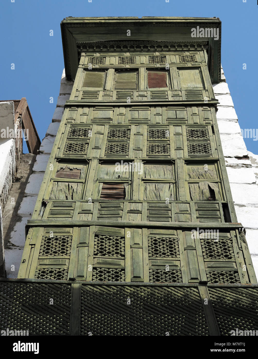La vita di strada, architettura e sorprendete le vecchie case in legno con finestre a bovindo e mashrabya in Al Balad, Jeddah, Arabia Saudita Foto Stock