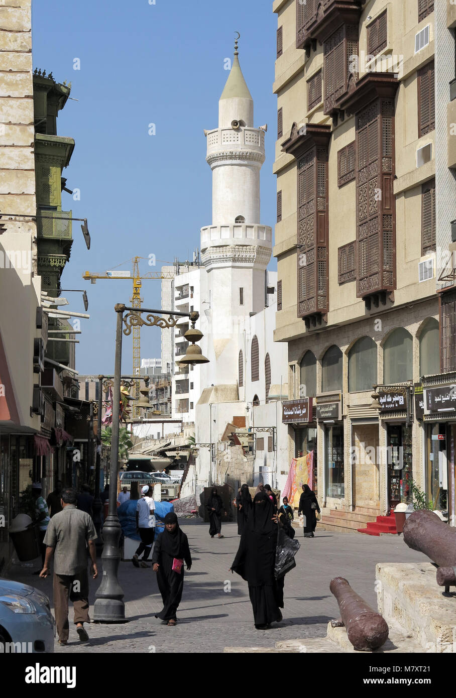 La vita di strada, architettura e sorprendete le vecchie case in legno con finestre a bovindo e mashrabya in Al Balad, Jeddah, Arabia Saudita Foto Stock