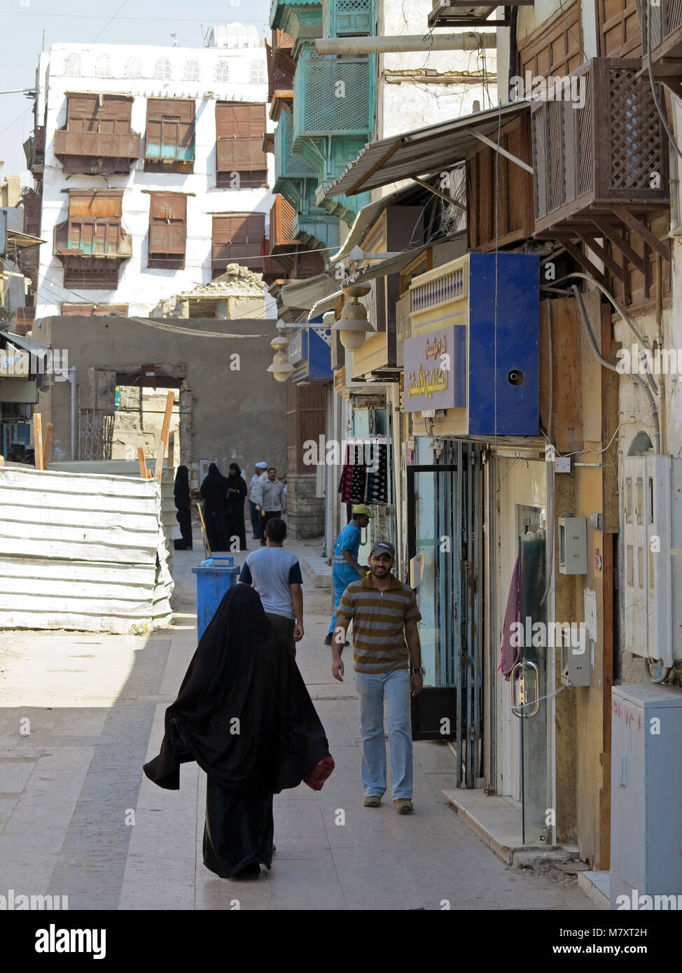 La vita di strada, architettura e sorprendete le vecchie case in legno con finestre a bovindo e mashrabya in Al Balad, Jeddah, Arabia Saudita Foto Stock