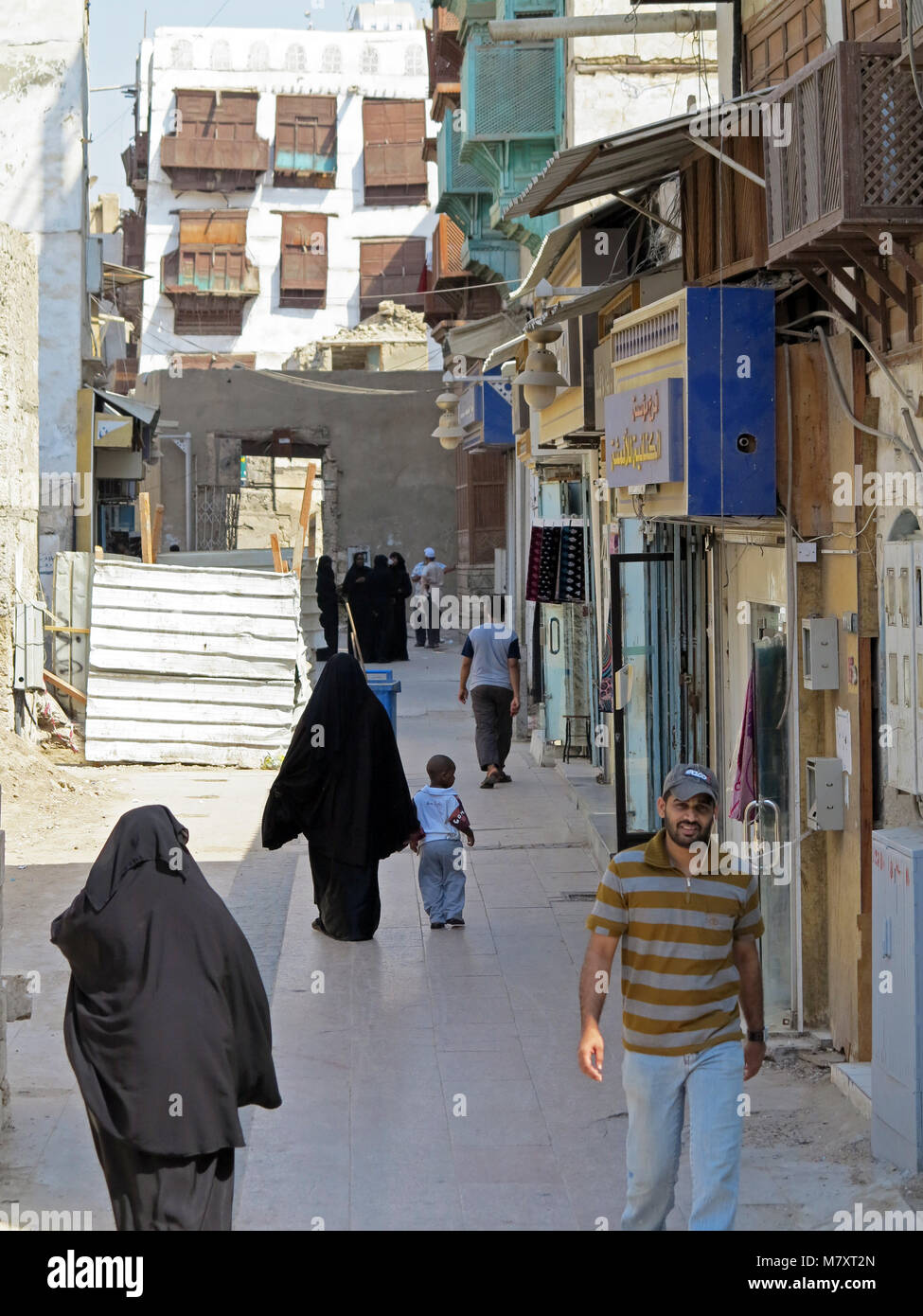 La vita di strada, architettura e sorprendete le vecchie case in legno con finestre a bovindo e mashrabya in Al Balad, Jeddah, Arabia Saudita Foto Stock