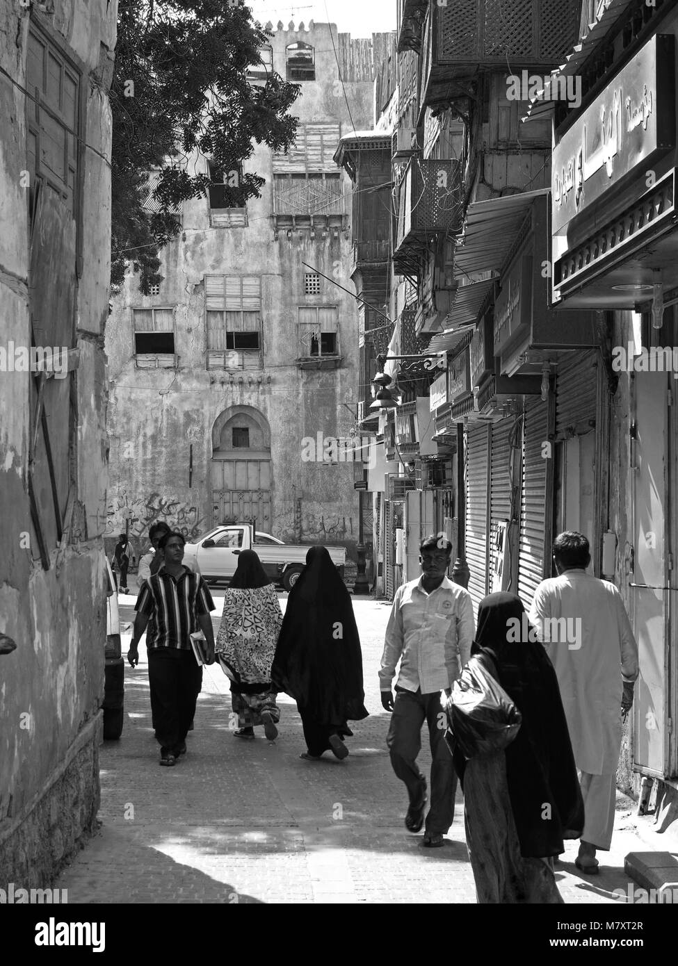 La vita di strada, architettura e sorprendete le vecchie case in legno con finestre a bovindo e mashrabya in Al Balad, Jeddah, Arabia Saudita Foto Stock