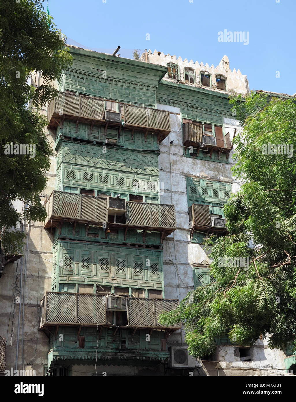 La vita di strada, architettura e sorprendete le vecchie case in legno con finestre a bovindo e mashrabya in Al Balad, Jeddah, Arabia Saudita Foto Stock