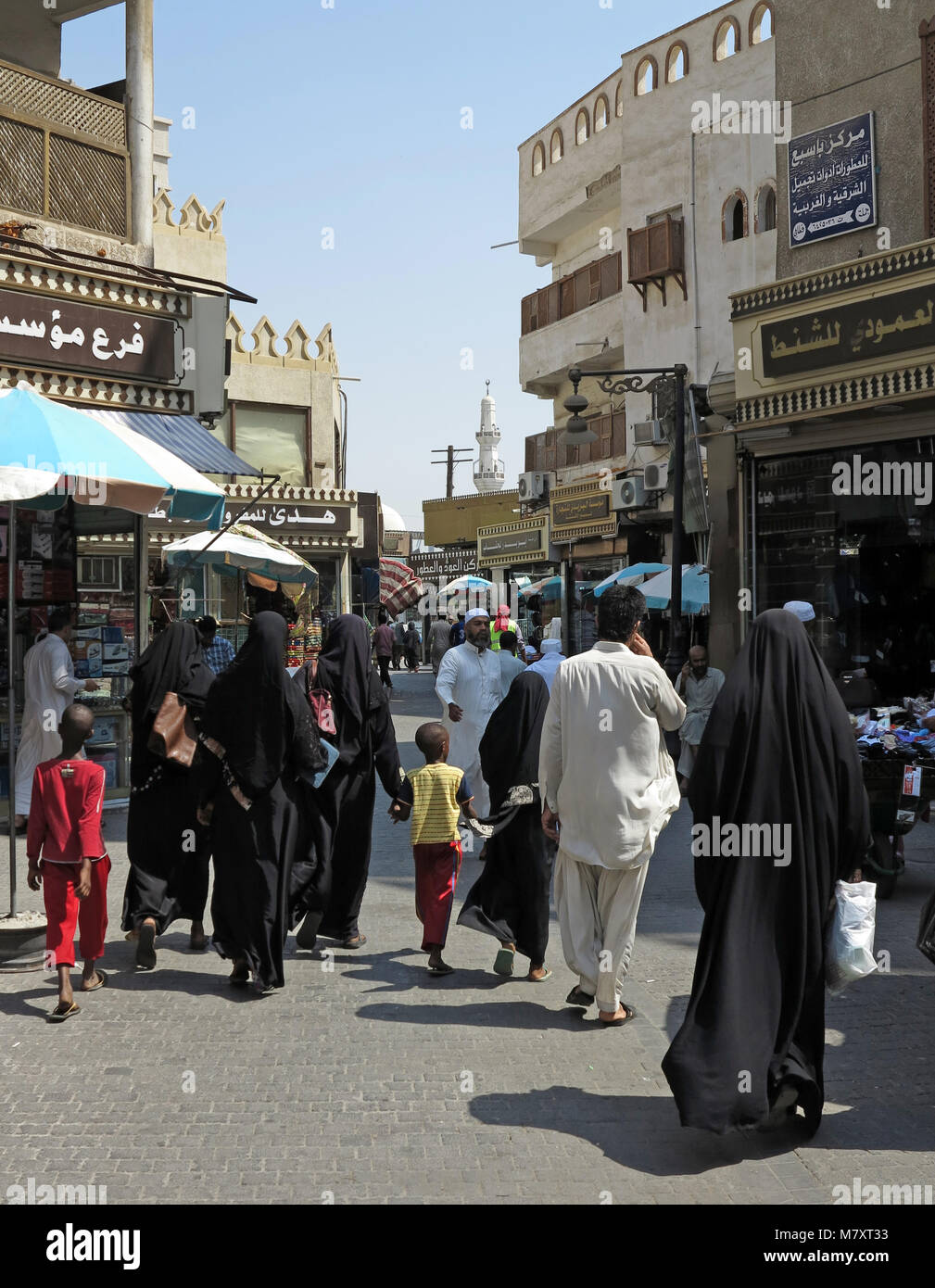 La vita di strada, architettura e sorprendete le vecchie case in legno con finestre a bovindo e mashrabya in Al Balad, Jeddah, Arabia Saudita Foto Stock