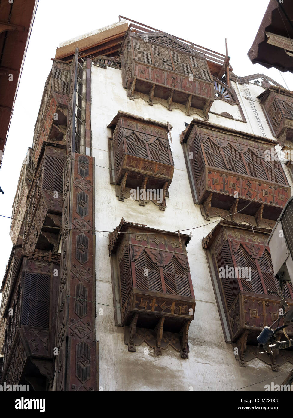 La vita di strada, architettura e sorprendete le vecchie case in legno con finestre a bovindo e mashrabya in Al Balad, Jeddah, Arabia Saudita Foto Stock