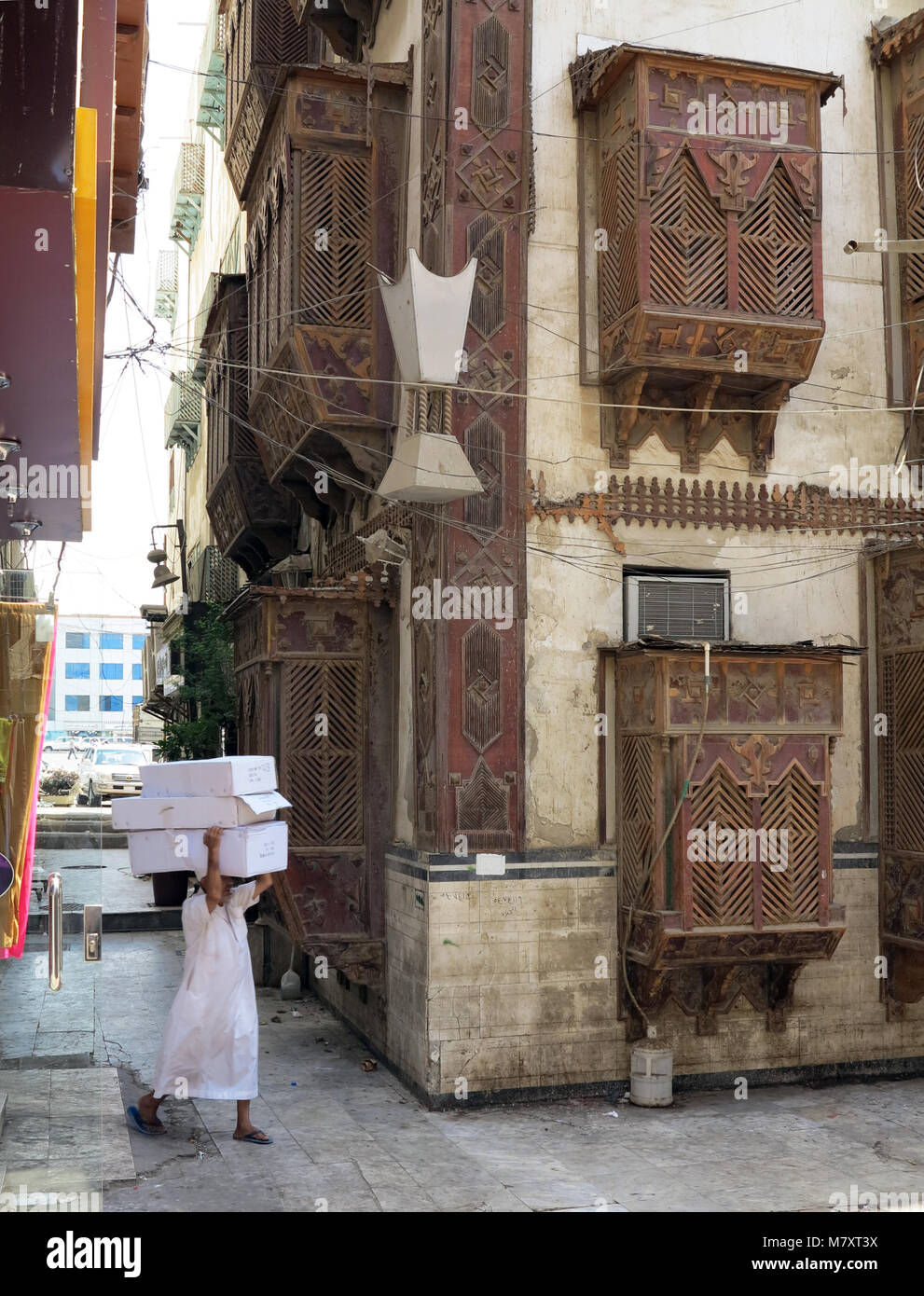 La vita di strada, architettura e sorprendete le vecchie case in legno con finestre a bovindo e mashrabya in Al Balad, Jeddah, Arabia Saudita Foto Stock