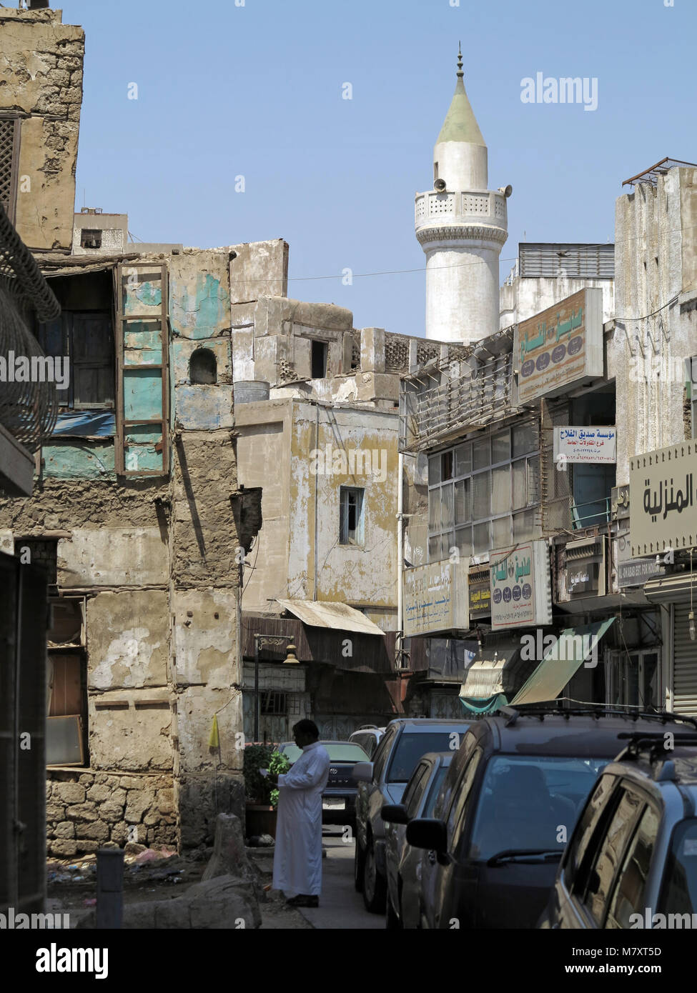 La vita di strada, architettura e sorprendete le vecchie case in legno con finestre a bovindo e mashrabya in Al Balad, Jeddah, Arabia Saudita Foto Stock