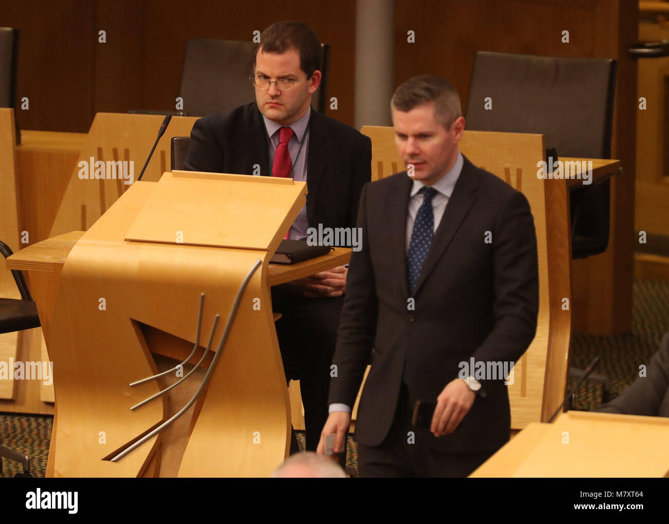 MSP Mark McDonald siede sul retro della camera al suo ritorno il parlamento scozzese di Edimburgo dopo le sue dimissioni dal suo ruolo ministeriale e del SNP dopo aver ammesso il comportamento inadeguato verso le donne. Foto Stock