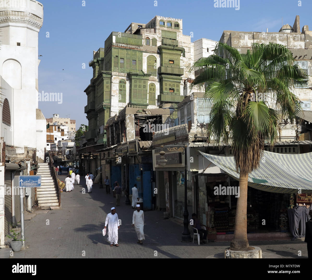 La vita di strada, architettura e sorprendete le vecchie case in legno con finestre a bovindo e mashrabya in Al Balad, Jeddah, Arabia Saudita Foto Stock