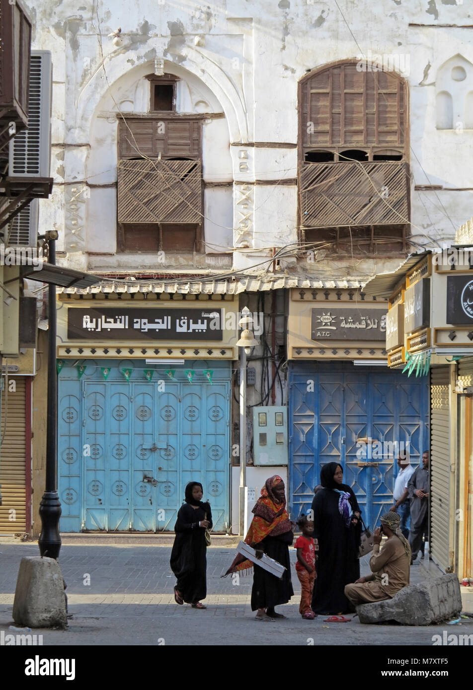 La vita di strada, architettura e sorprendete le vecchie case in legno con finestre a bovindo e mashrabya in Al Balad, Jeddah, Arabia Saudita Foto Stock