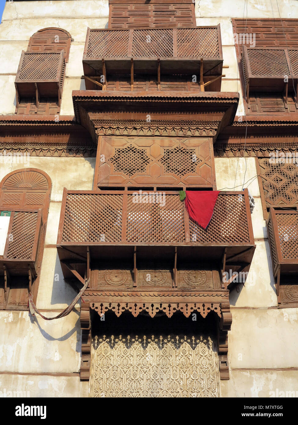 La vita di strada, architettura e sorprendete le vecchie case in legno con finestre a bovindo e mashrabya in Al Balad, Jeddah, Arabia Saudita Foto Stock