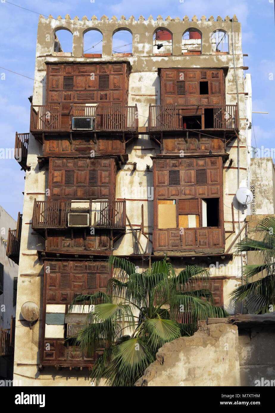 La vita di strada, architettura e sorprendete le vecchie case in legno con finestre a bovindo e mashrabya in Al Balad, Jeddah, Arabia Saudita Foto Stock