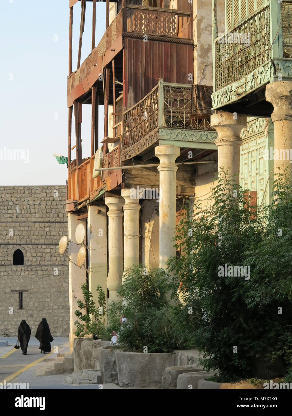 La vita di strada, architettura e sorprendete le vecchie case in legno con finestre a bovindo e mashrabya in Al Balad, Jeddah, Arabia Saudita Foto Stock