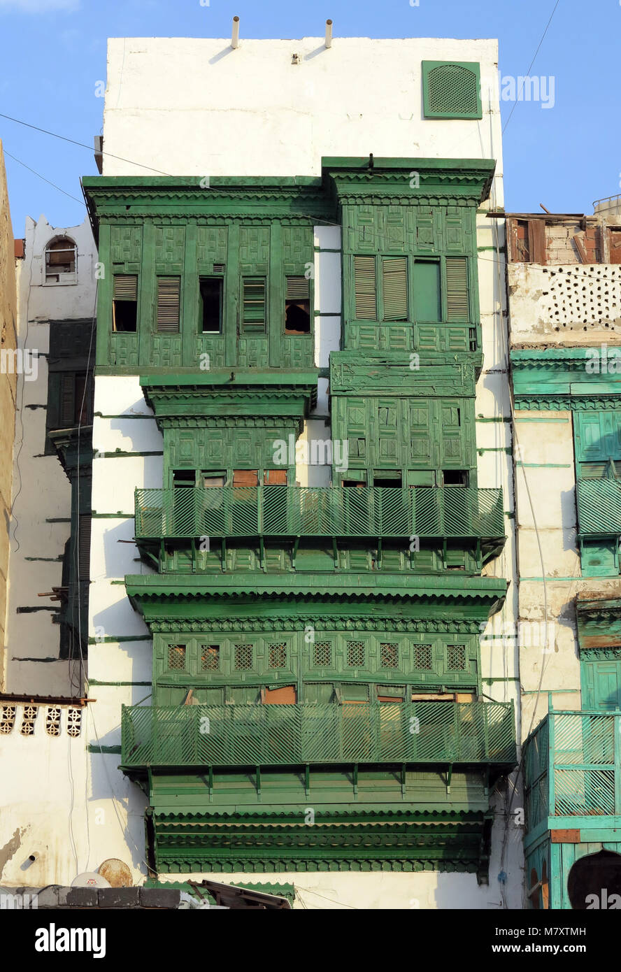 La vita di strada, architettura e sorprendete le vecchie case in legno con finestre a bovindo e mashrabya in Al Balad, Jeddah, Arabia Saudita Foto Stock