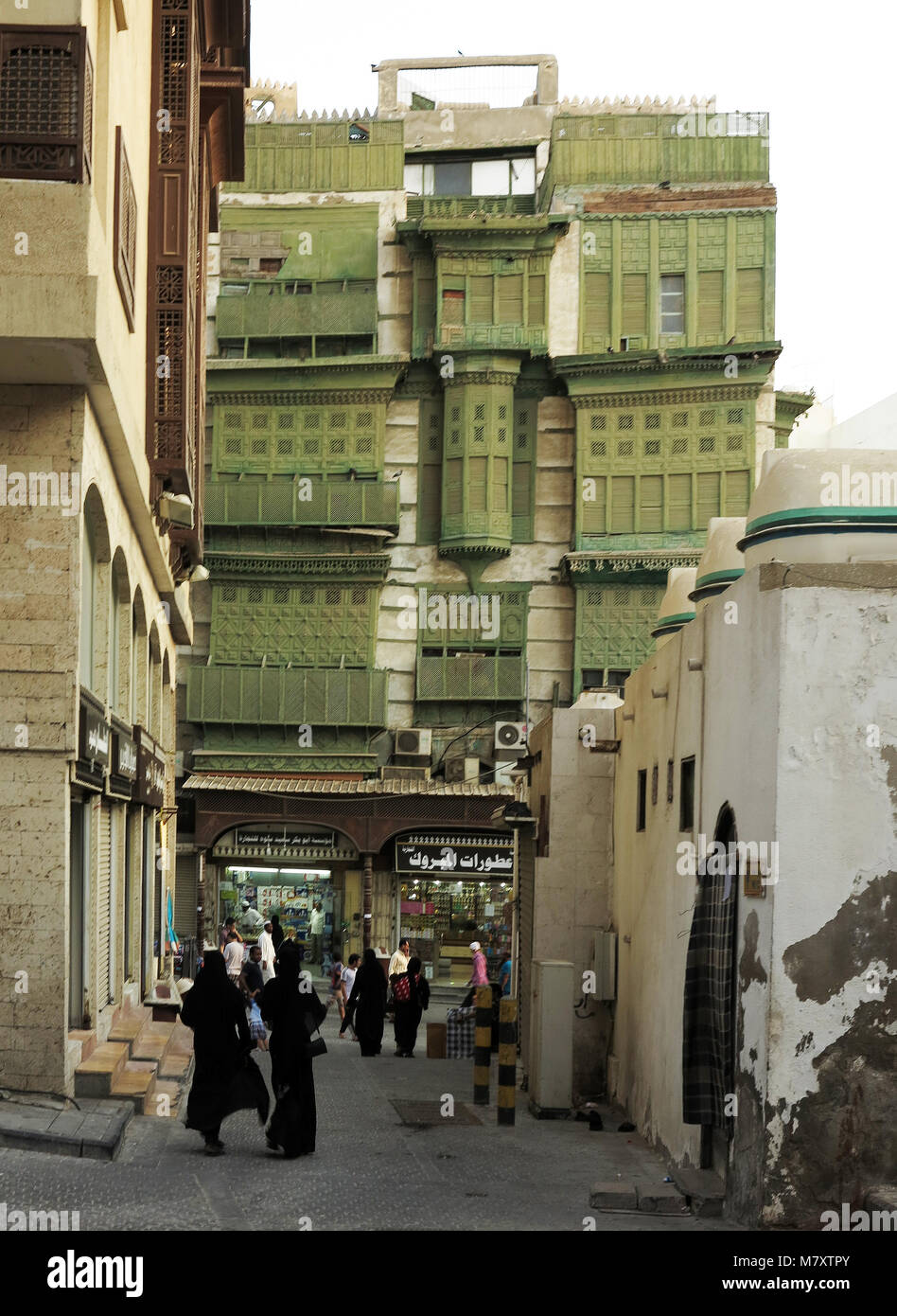 La vita di strada, architettura e sorprendete le vecchie case in legno con finestre a bovindo e mashrabya in Al Balad, Jeddah, Arabia Saudita Foto Stock