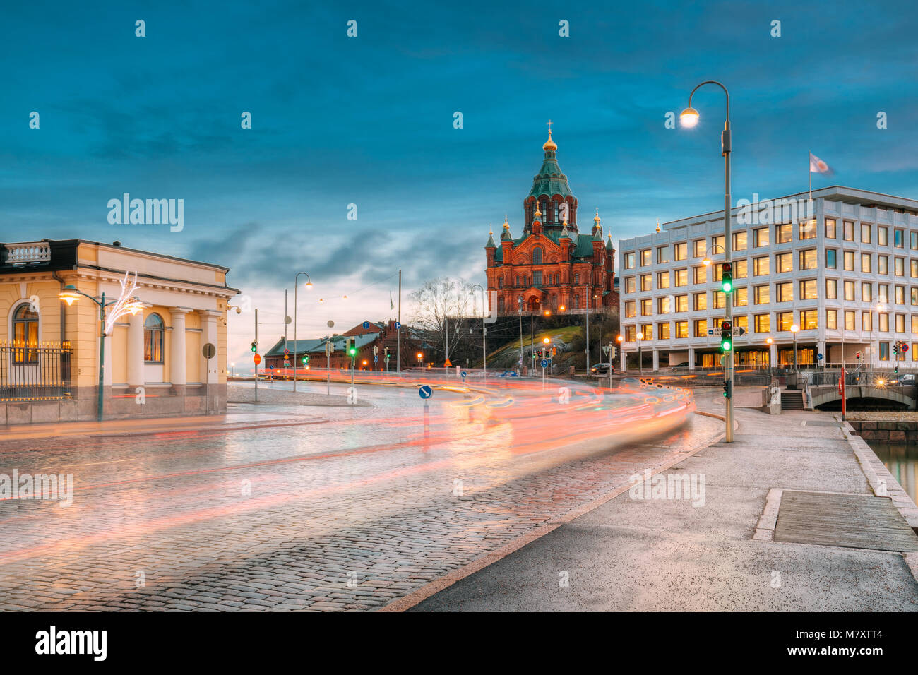 Helsinki, Finlandia. Cattedrale Uspenski in serata luci delle illuminazioni. Ortodossa Cattedrale dedicata alla Dormizione della Theotokos - Vergine Mar Foto Stock