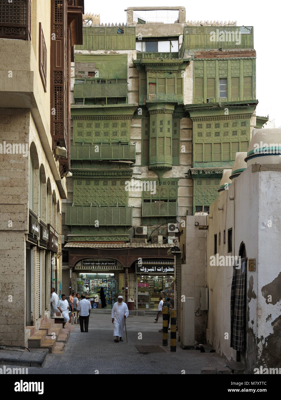 La vita di strada, architettura e sorprendete le vecchie case in legno con finestre a bovindo e mashrabya in Al Balad, Jeddah, Arabia Saudita Foto Stock