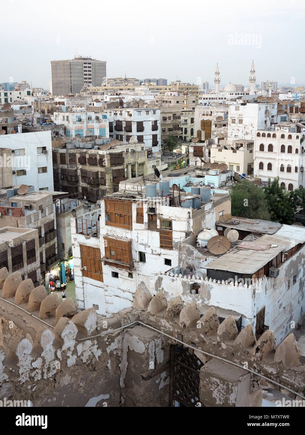 La vita di strada, architettura e sorprendete le vecchie case in legno con finestre a bovindo e mashrabya in Al Balad, Jeddah, Arabia Saudita Foto Stock