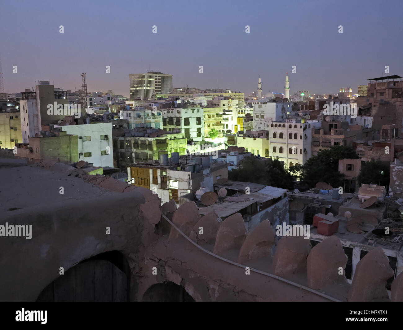 La vita di strada, architettura e sorprendete le vecchie case in legno con finestre a bovindo e mashrabya in Al Balad, Jeddah, Arabia Saudita Foto Stock