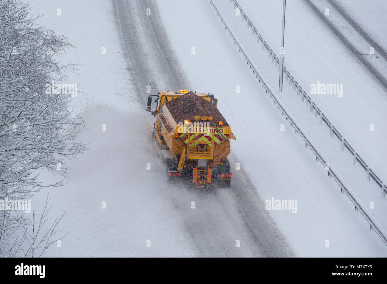 Un gritting camion su una strada a doppia carreggiata a Redditch, Worcestershire, Regno Unito Foto Stock