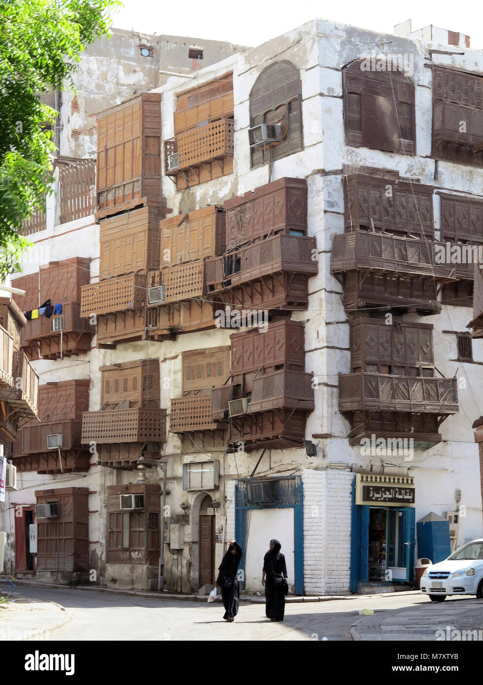 La vita di strada, architettura e sorprendete le vecchie case in legno con finestre a bovindo e mashrabya in Al Balad, Jeddah, Arabia Saudita Foto Stock